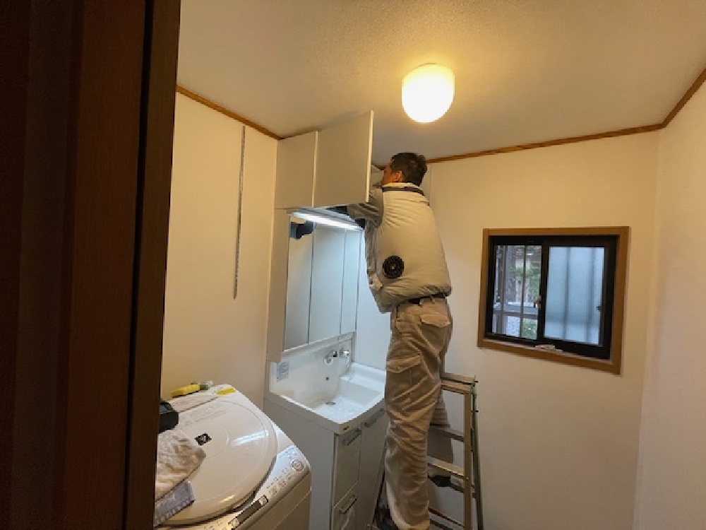 洗面化粧台を取り付けています