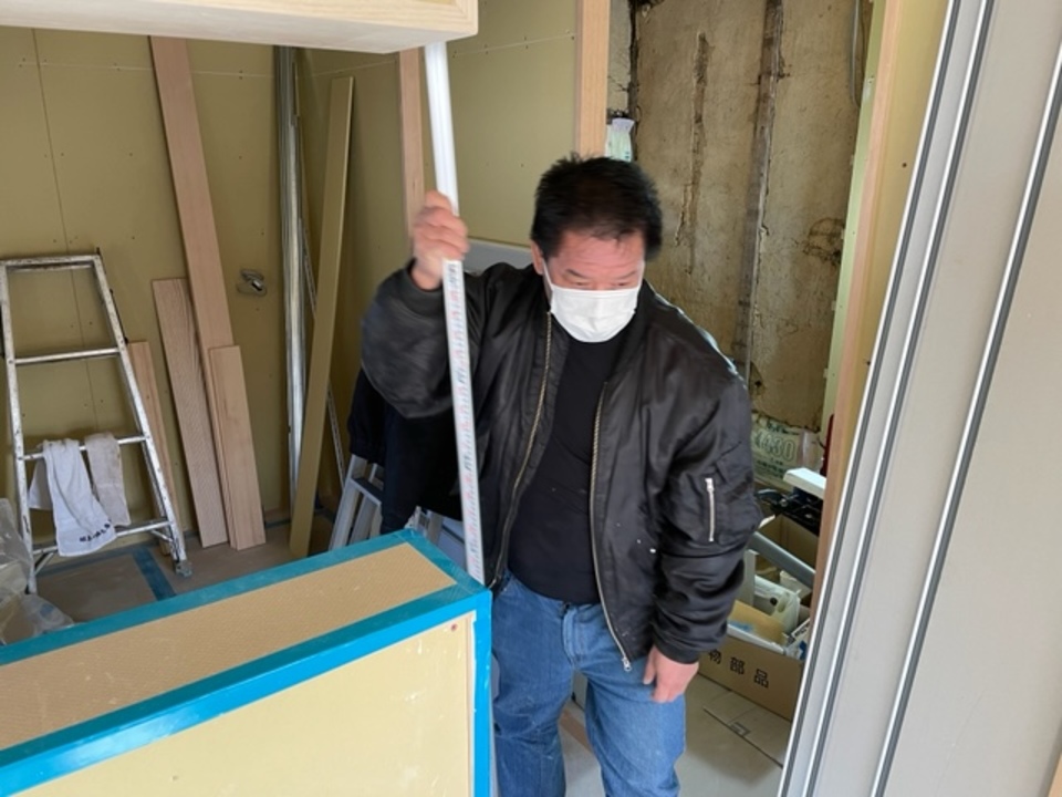 建具の寸法取り。長瀬建具さん登場です（寺西）