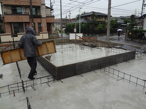 雨の中、ご苦労様です。増山さん。