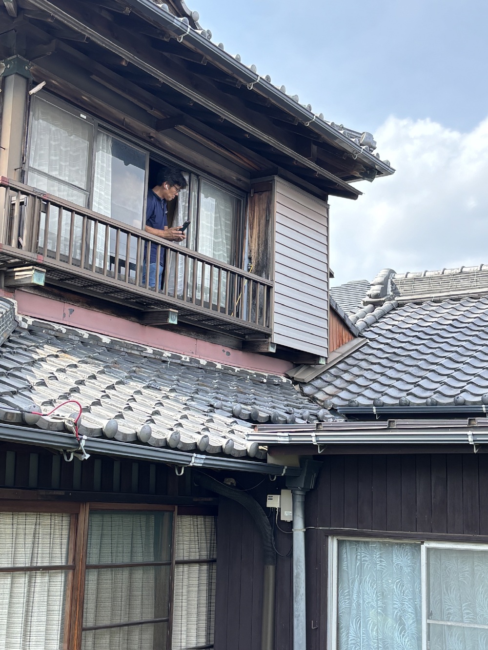 築90年の木造住宅の現場確認中です。長年の風合いや傷み具合を丁寧に見ていきます。
