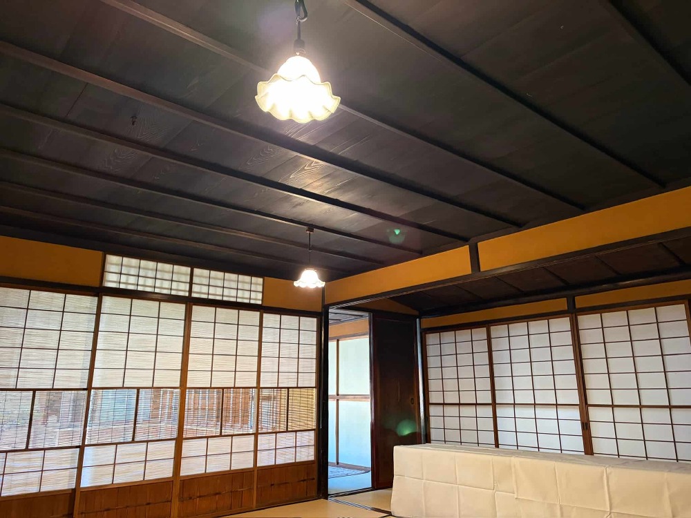 茶室の竿天井に埋込照明を設置します。 