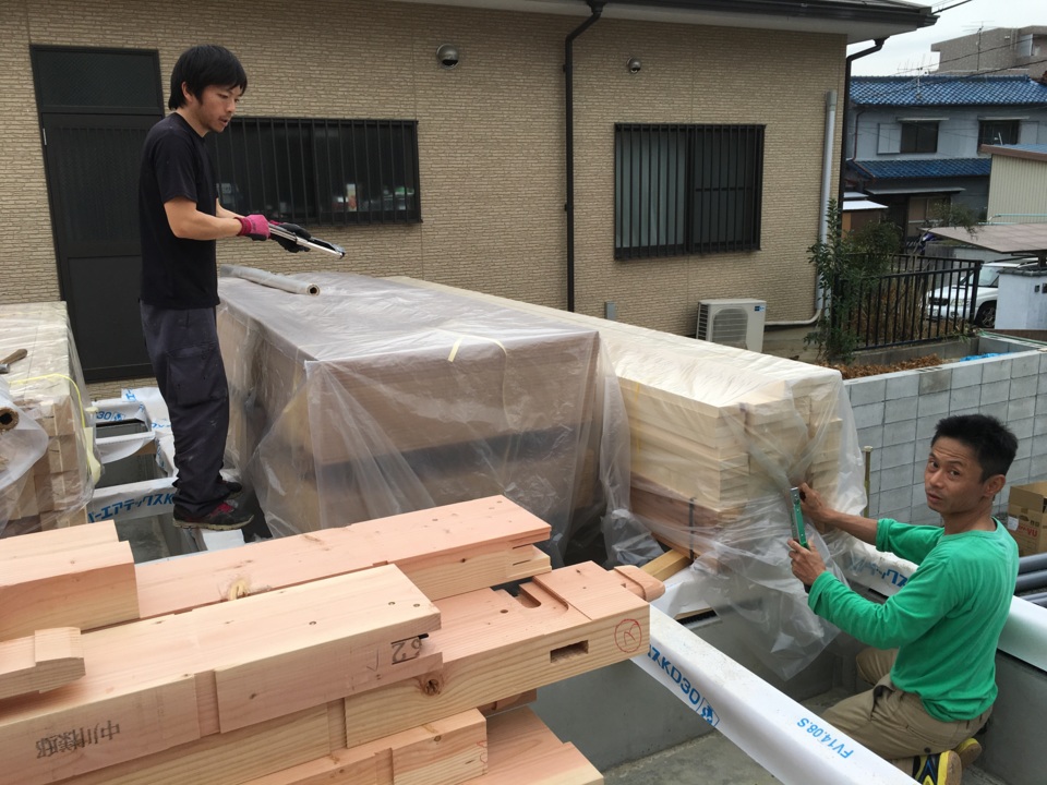 雨が降る前に、材料が濡れないよう、ビニールで養生を。