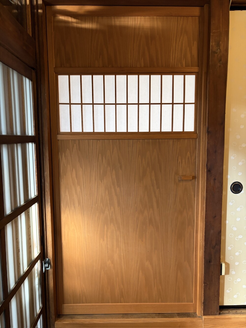 納品までお時間をいただきましたが、 からかみが入り、品のある襖が美しく納まりました。  杉の板戸も木目が際立ち、空間にやわらかな表情を添えています。