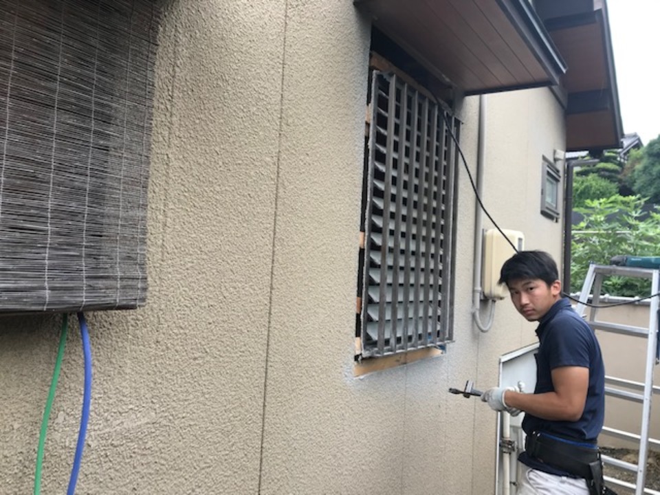 既設のサッシを解体しています