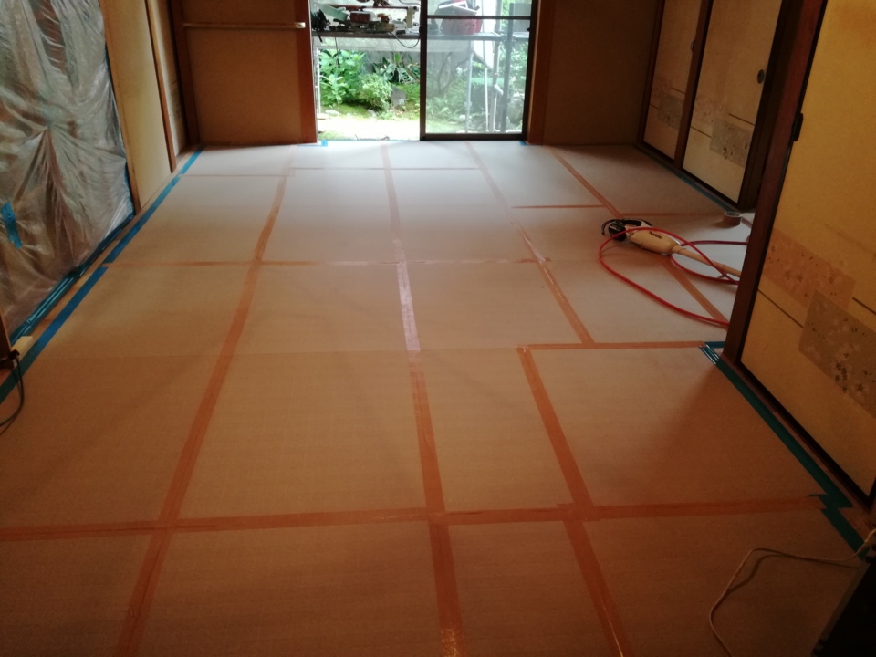 フローリングを張りました。