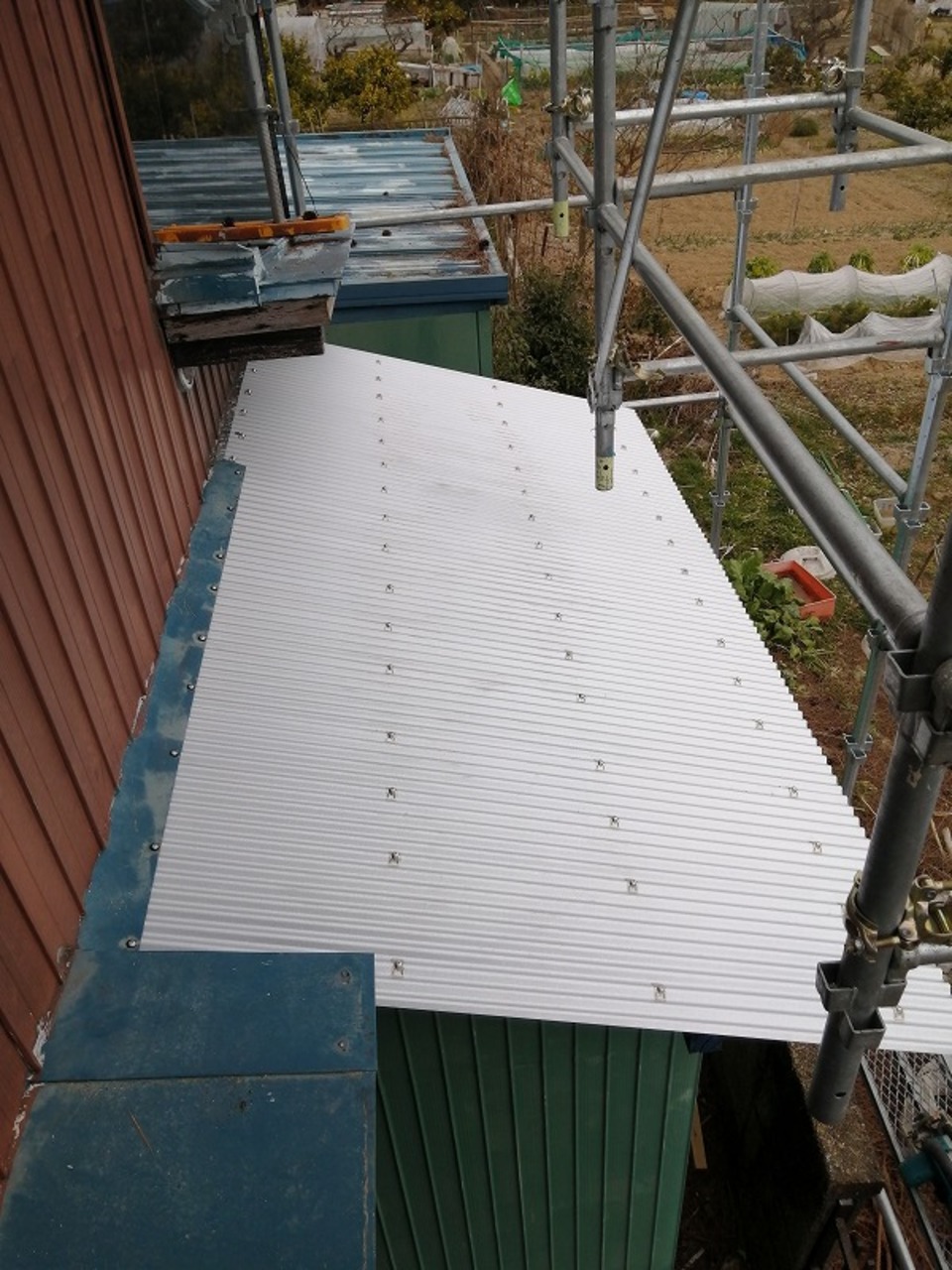 電気温水器用収納庫の屋根の張り替え、既設トタン波板撤去処分。木下地やり替え。ガルバニウム波板張り（寺尾）