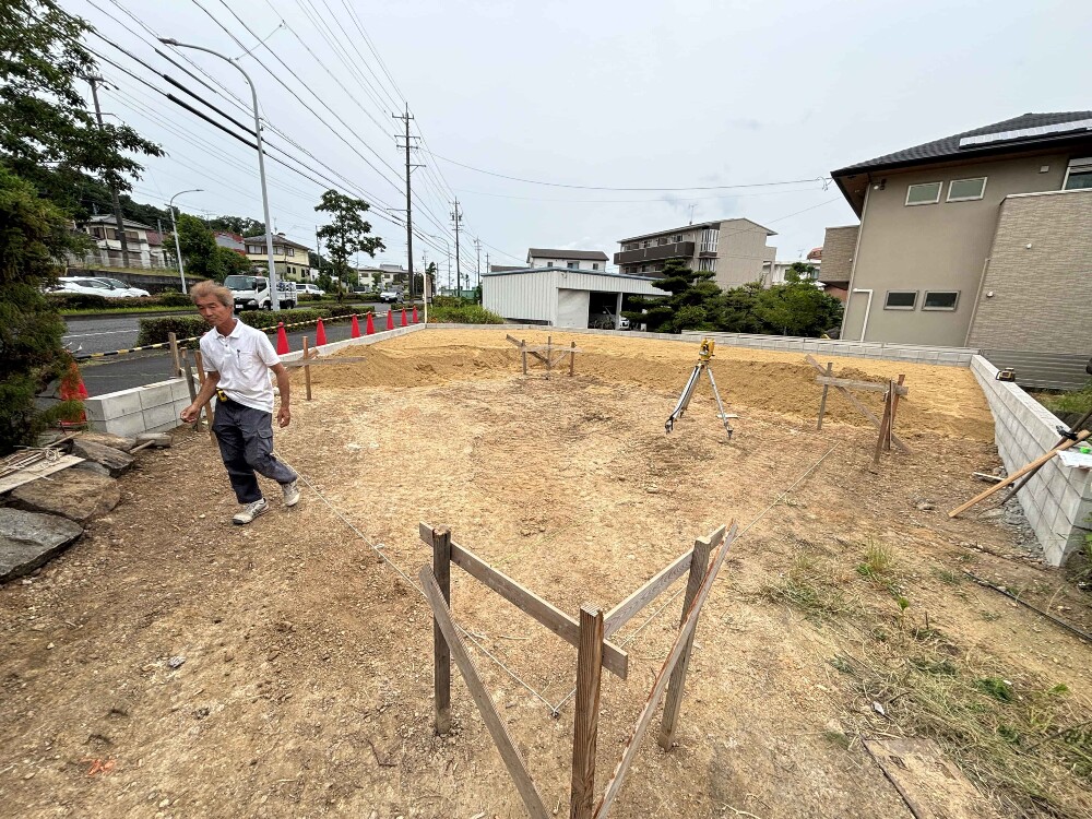 小屋の位置決めをし、丁張を行いました。