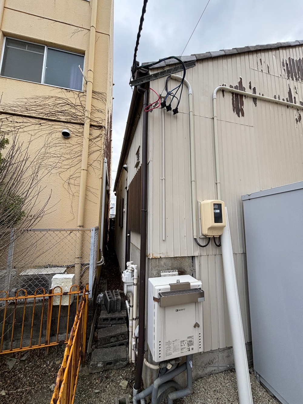 錆と腐食が進行した外壁