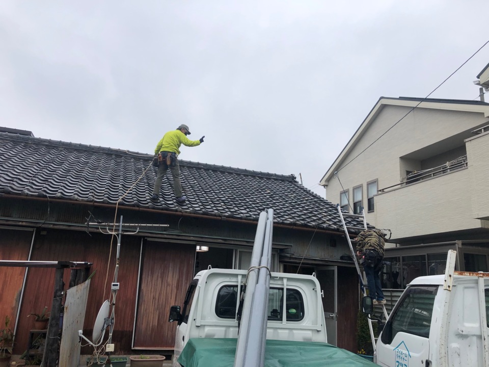 電気屋さんがアンテナ移設中