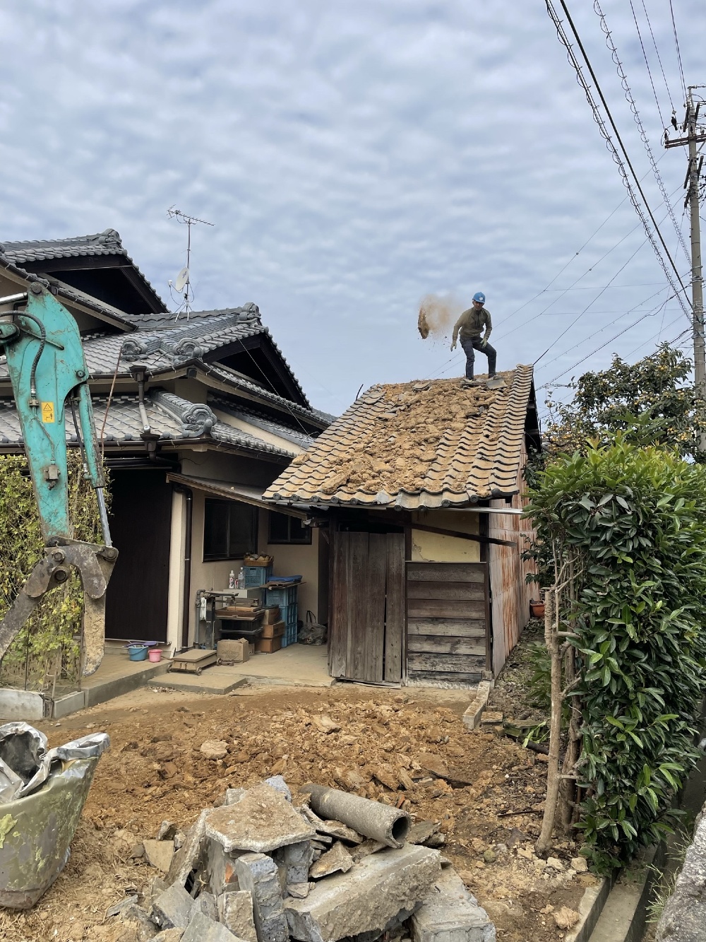 解体材の風呂桶を使って、瓦と土を下ろしています