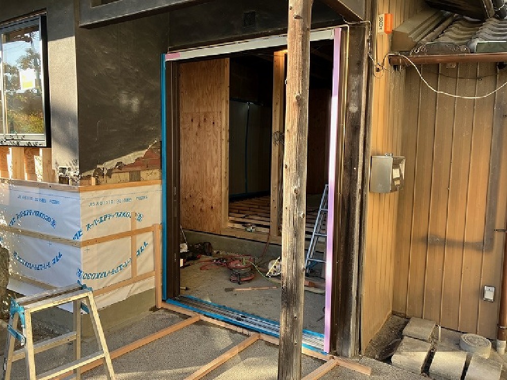 玄関サッシ枠を取り付けました（山本）