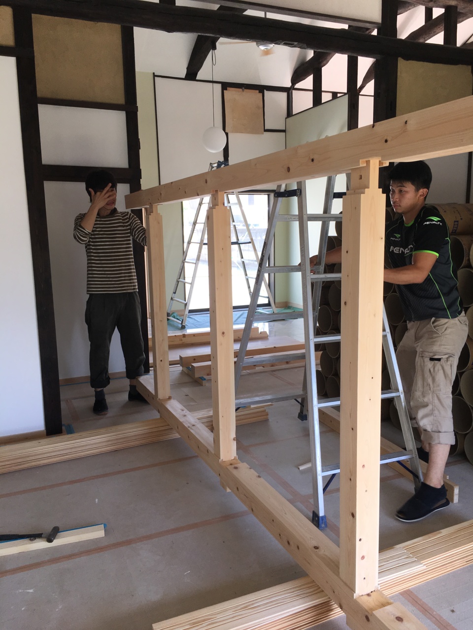 布地棚の作成に取り掛かっています。