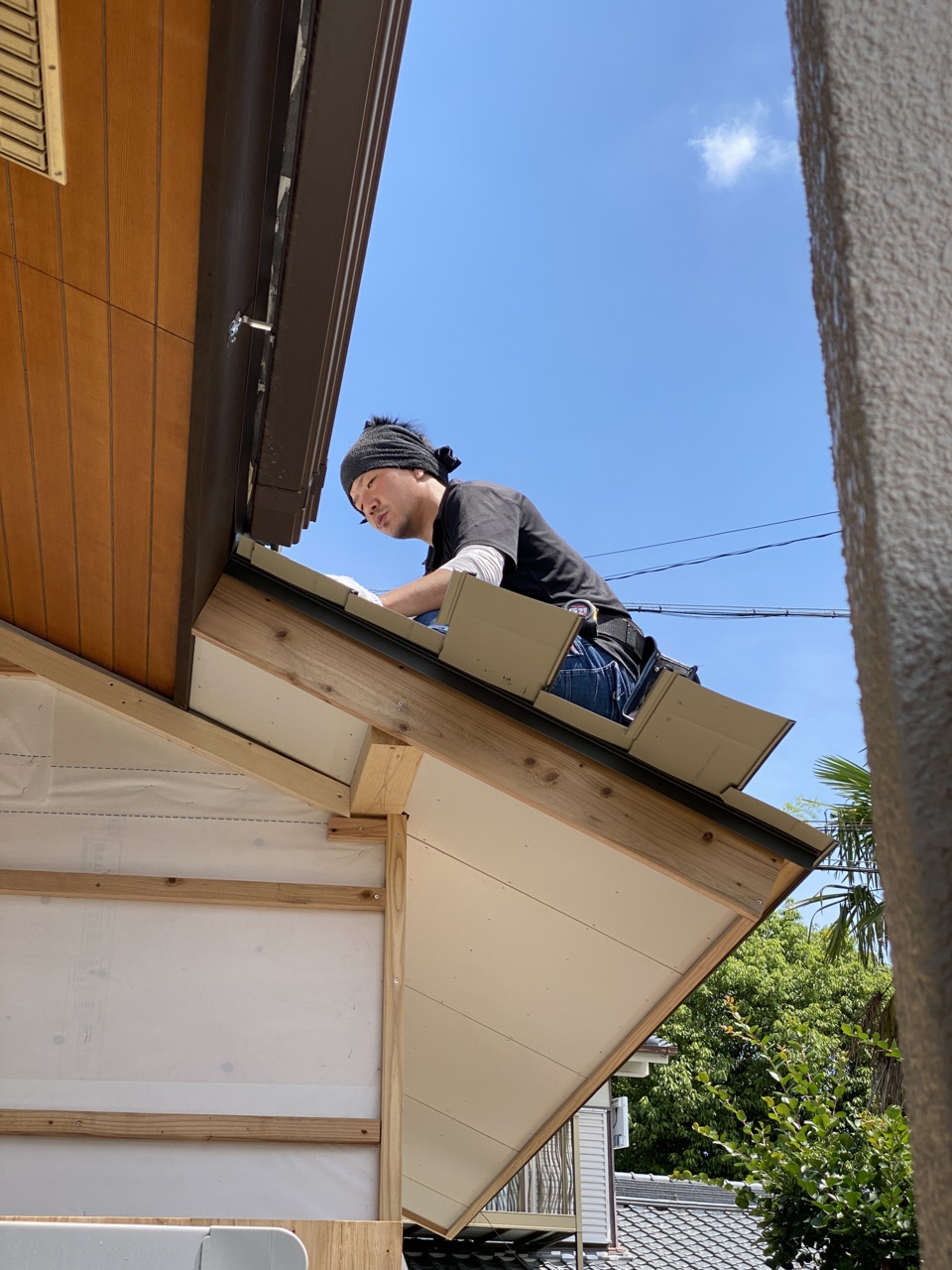増築部屋根の腰葺き板金を貼りに来てくれた、山口建板の中川くんです。