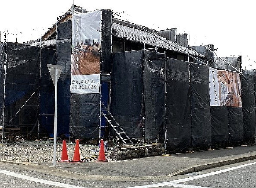 足場も建ち、現場らしくなってきました