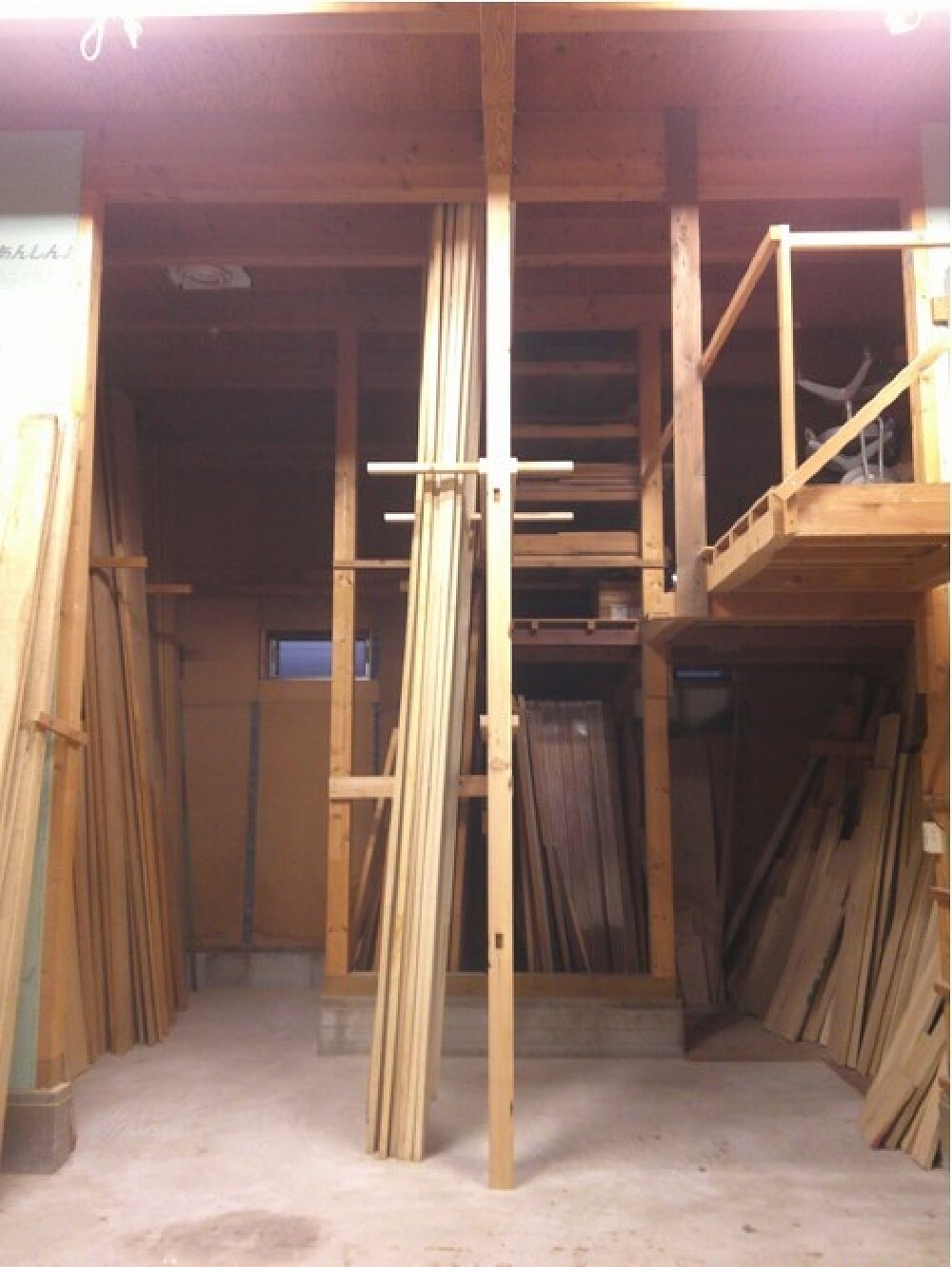 西川です。今日はマツミの工場のメンテナンス作業。梁の補強を兼ねて、新しく厘場（りんば）をつくりました。併せて道具置場の床補修や柱の補強をしました（西川）