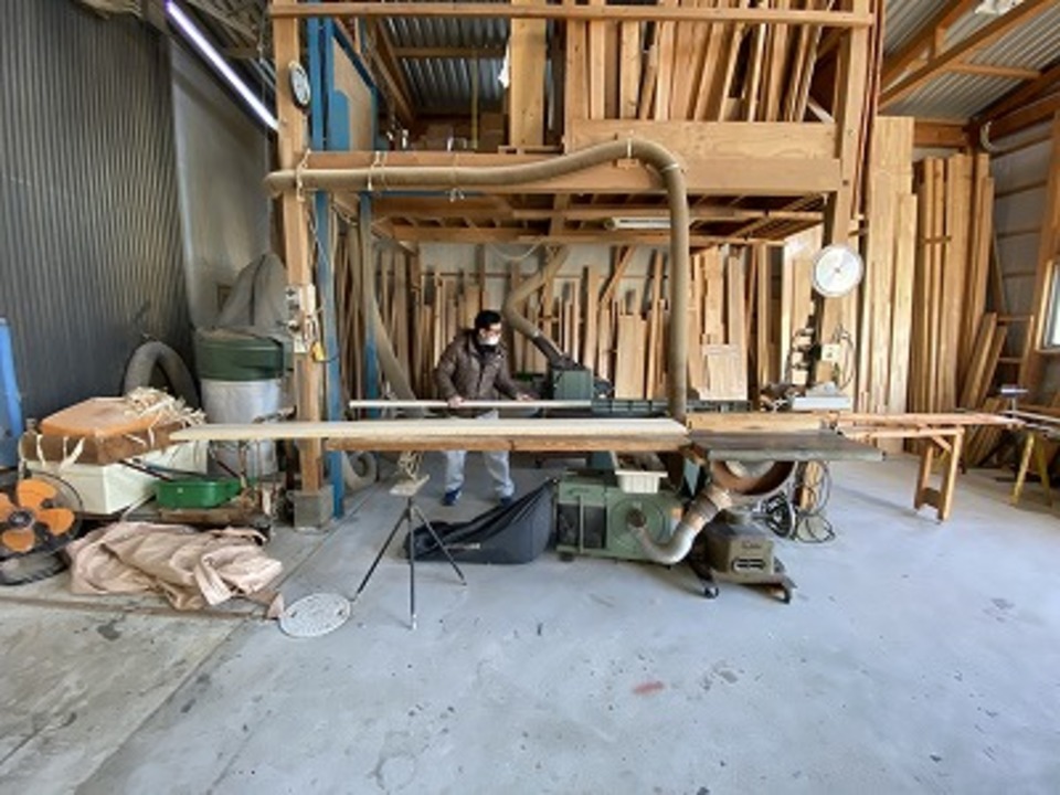 朝一から、工場で枠材の作成をしています。 工場で乾燥したアッシュの板材を仕上げていきます