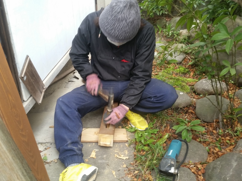中川です、庇の柱のホゾ穴を掘る荒ちゃん。