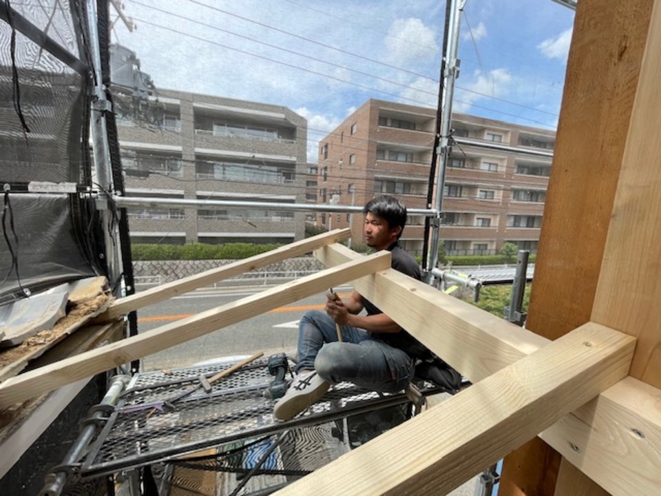 雨仕舞の納まりが悪かった屋根の形状を変えて、スッキリさせました。 通りを見る、山ちゃん（白井）