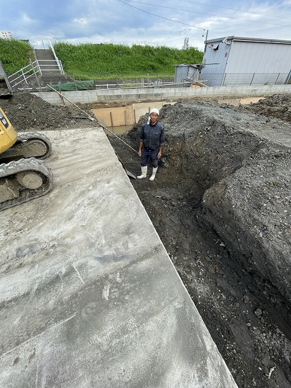 地中にガラが沢山有り、予定より 手間取りましたが、ここまで掘削進みました。  来週には、砕石、捨てコン予定です。  カメラ目線の増山さん、いつもありがとうございます（白井）