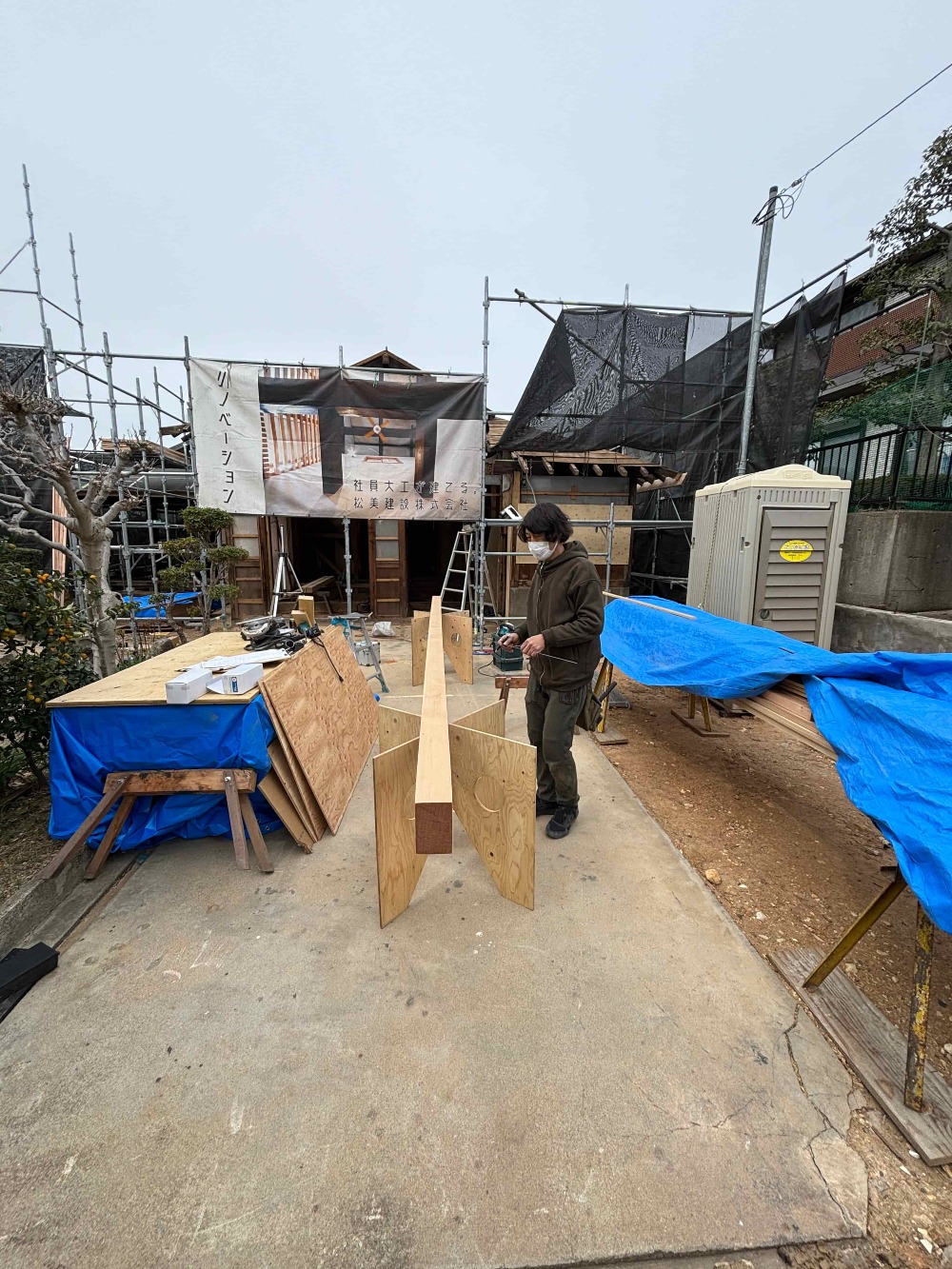 玄関部屋根の墨付け、刻みを行っています