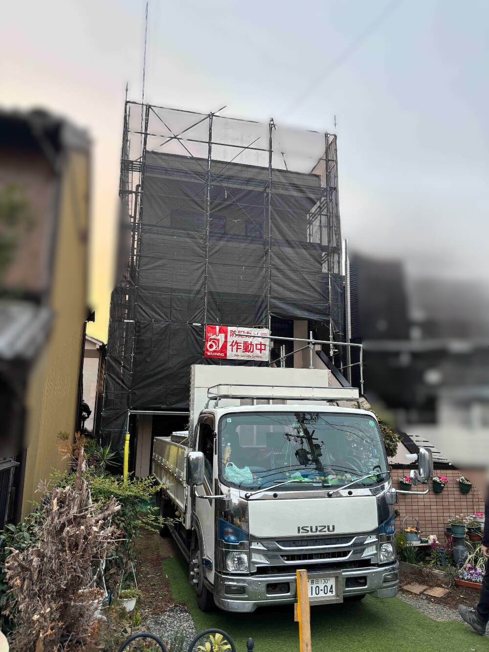 （M様邸外装工事）外装工事スタート。 まずは安全第一で足場を設置。 無事に完了しました。