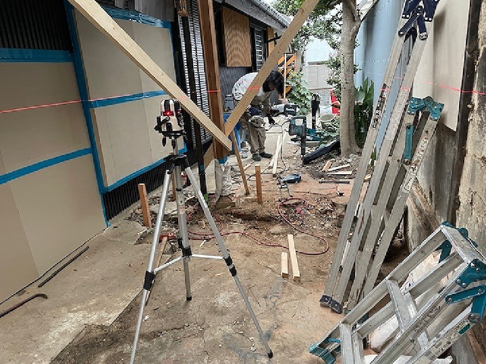 （小屋改修工事）物置小屋の改修工事を始めました。真ん中に写っている角柱がなんとか生き残っています（寺西）