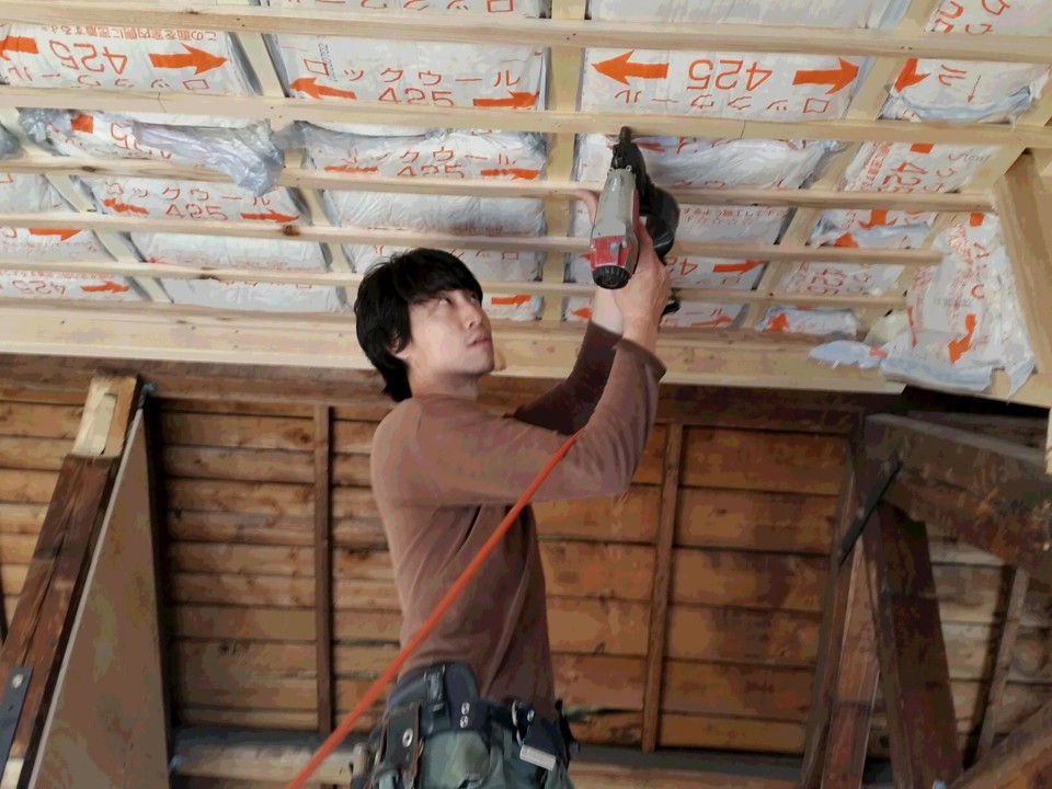 中川です、 天井下地を打つ寺西くん。