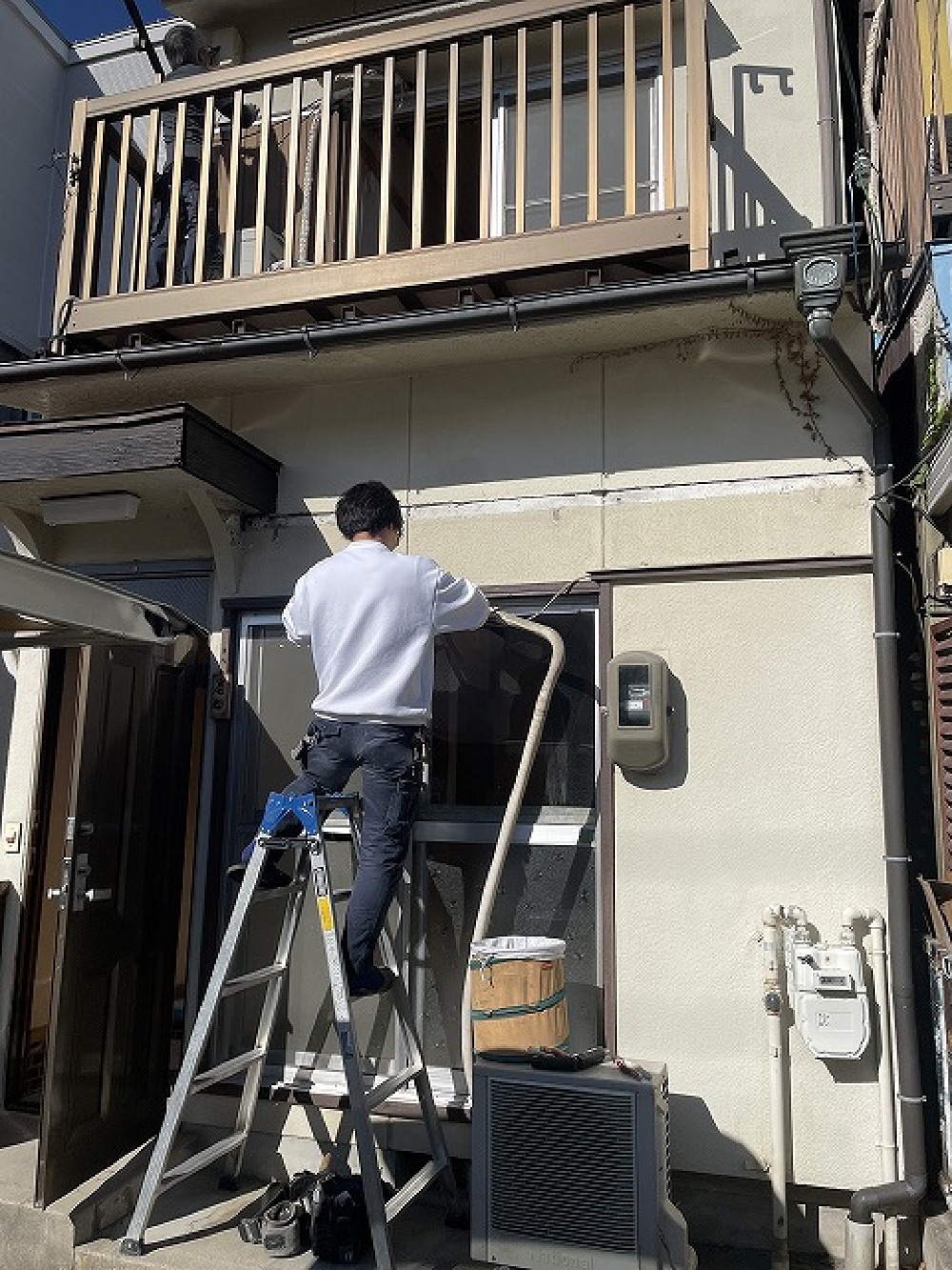 本格的に解体する前に、 照明器具、エアコン外しにマサ君が来てくれました（白井）