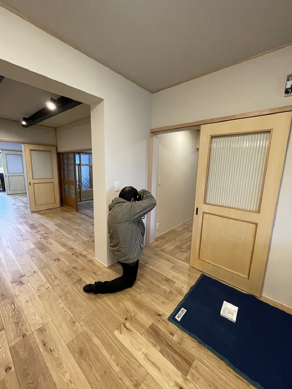 最終の写真撮影です。 玄関に欅の手摺を取付け、全完了です。  最初の現場調査からちょうど一年です。  W様、長い間ありがとうございました（白井）