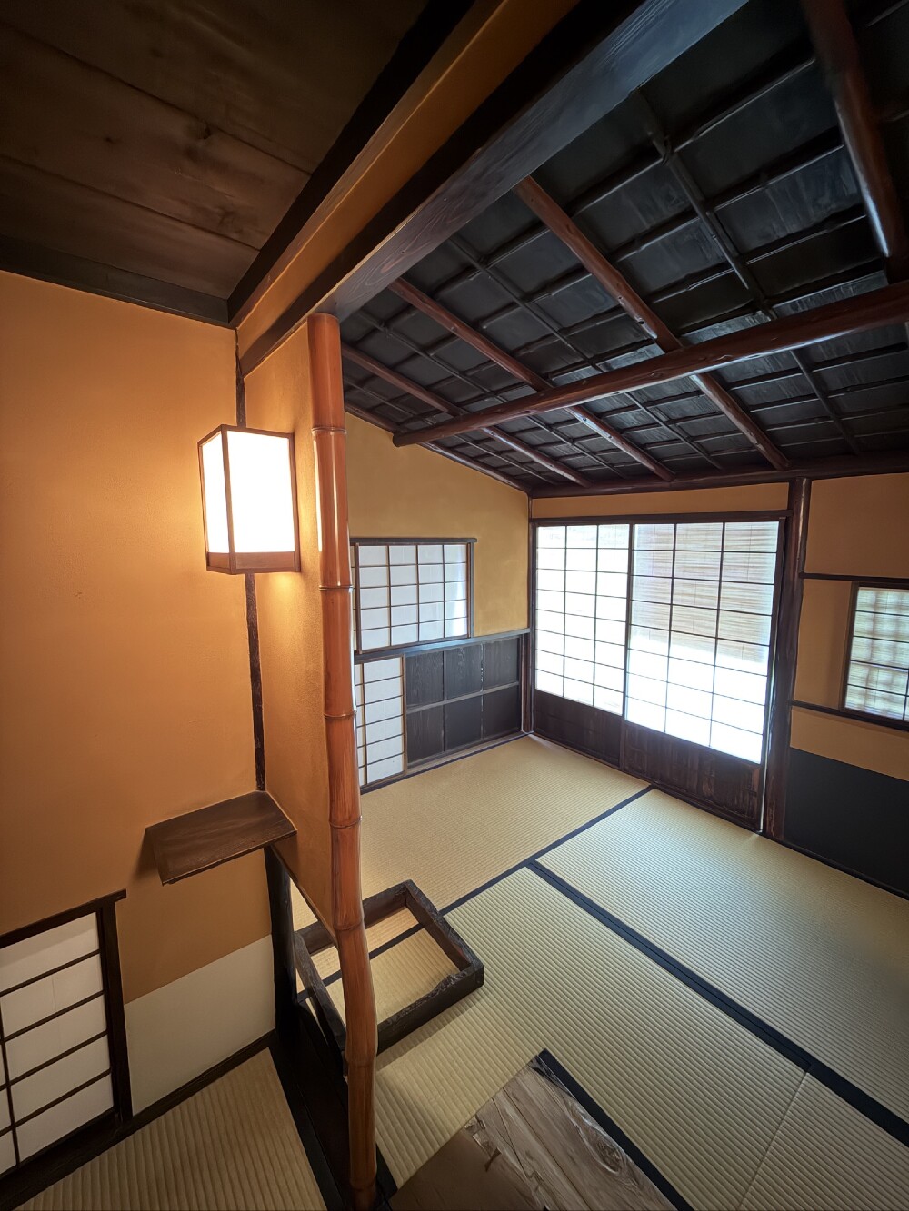 隣には、奥三河から移築した茶室が佇み、落ち着いた空間に深みを添えています。