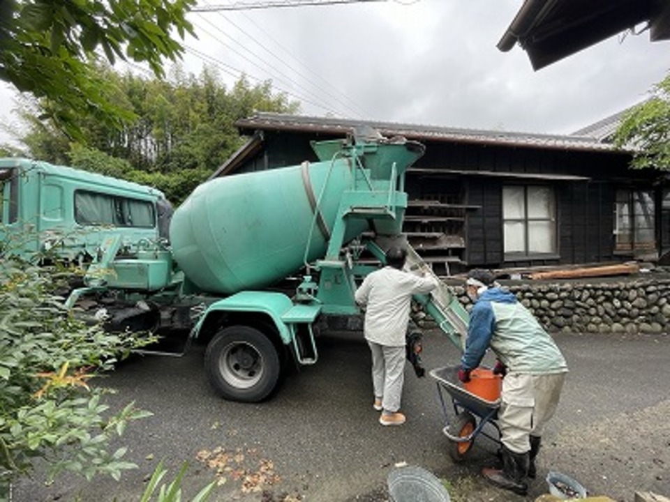 生コン打設日です。 量が少ないのでポンプ車なし、一輪車・バケツにて、3人手運びにて打ち込みました！（白井）