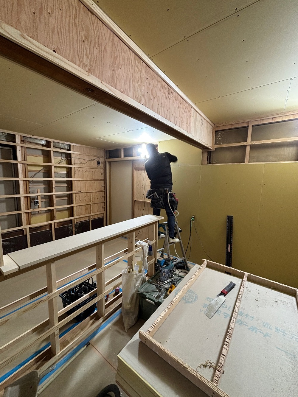 キッチン下地、枠取付も終わり 壁を貼り進める山ちゃん。