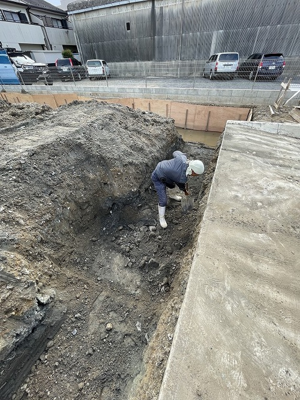 地中にガラが沢山有り、予定より 手間取りましたが、ここまで掘削進みました。  来週には、砕石、捨てコン予定です（白井）