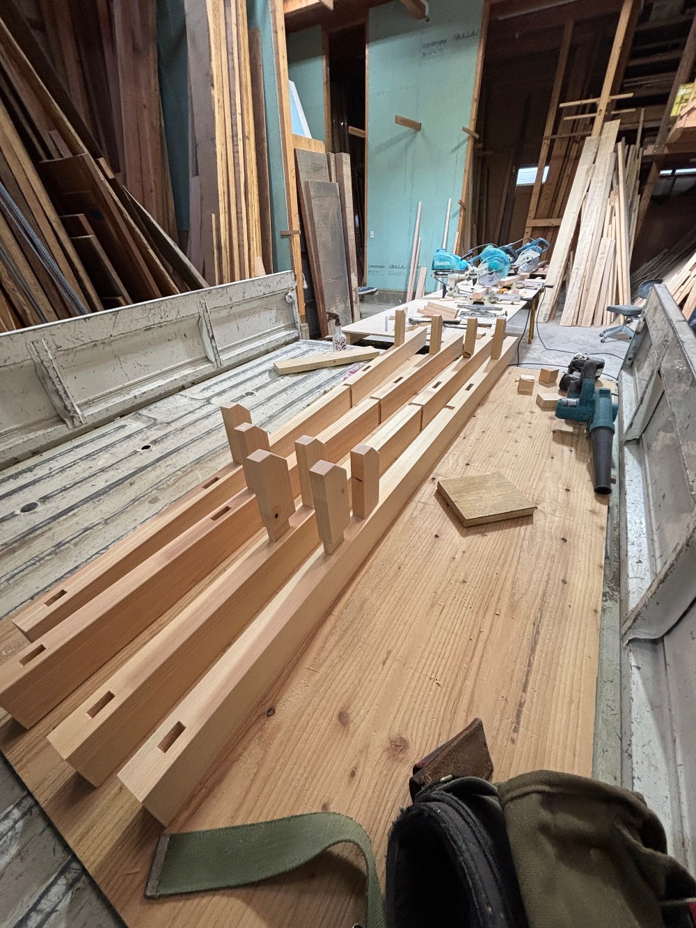 桧製壁面収納の柱部が完成  取付が楽しみです。