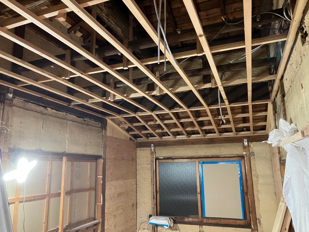 天井下地施工中