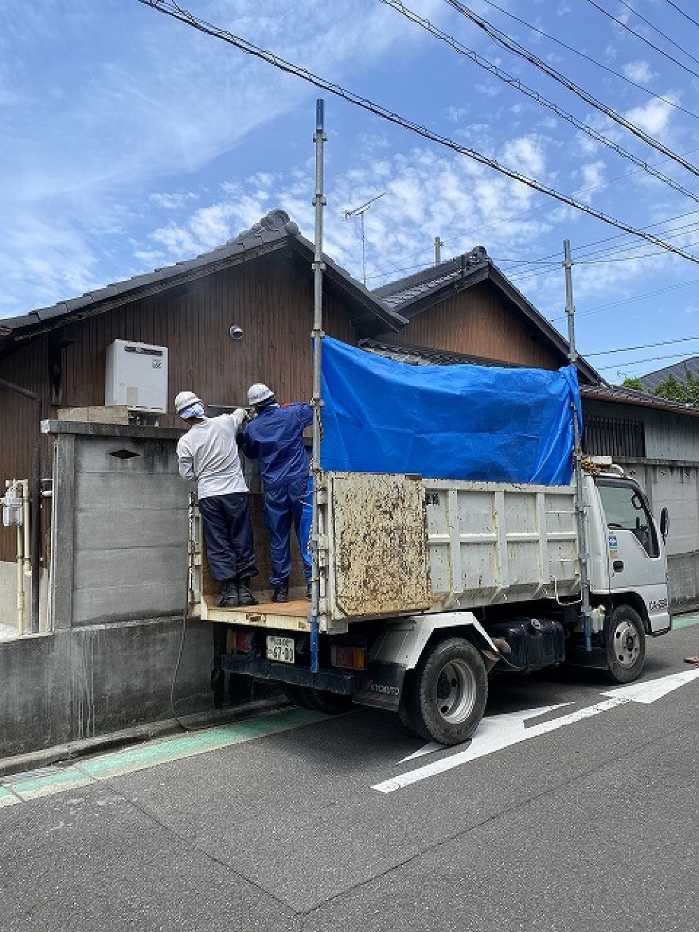 飛散に注意しながら、慎重に万年塀を解体していきます