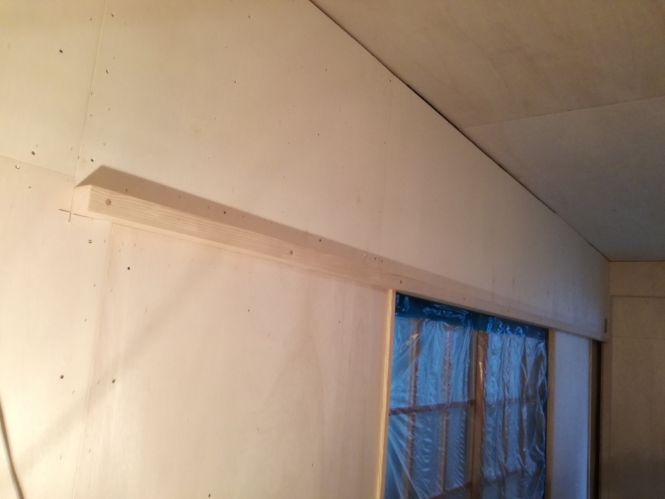 ｱｳﾄｾｯﾄの建具の鴨居を取り付けました。