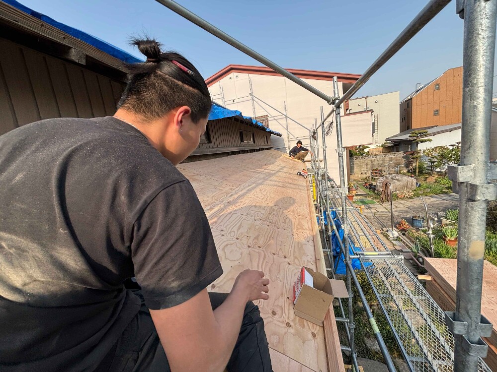 垂木の通りを直し、 下屋根の下地まで完了