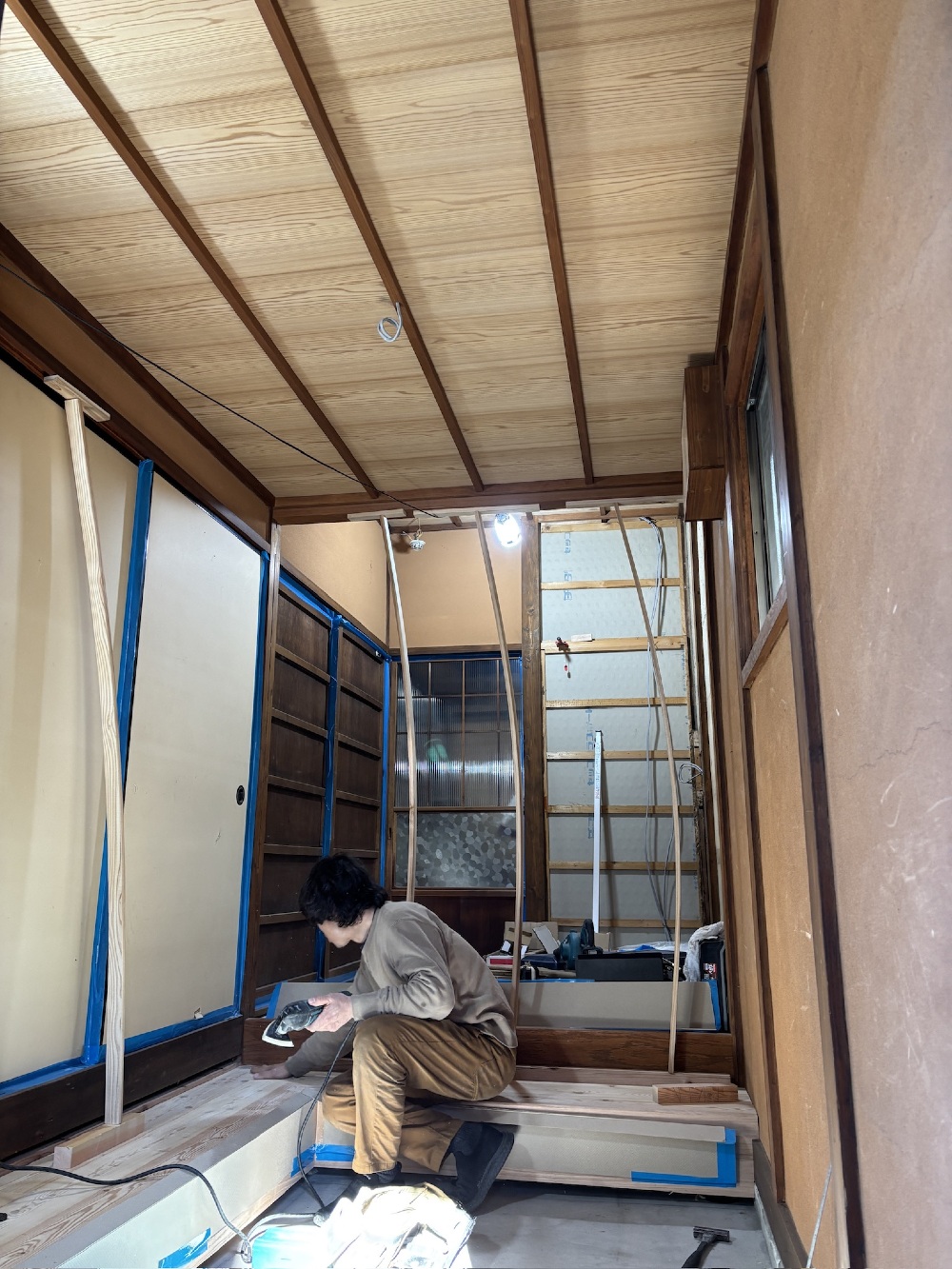 天井も上手く納まり 床貼りに取り掛かっています 唐松の無垢材です