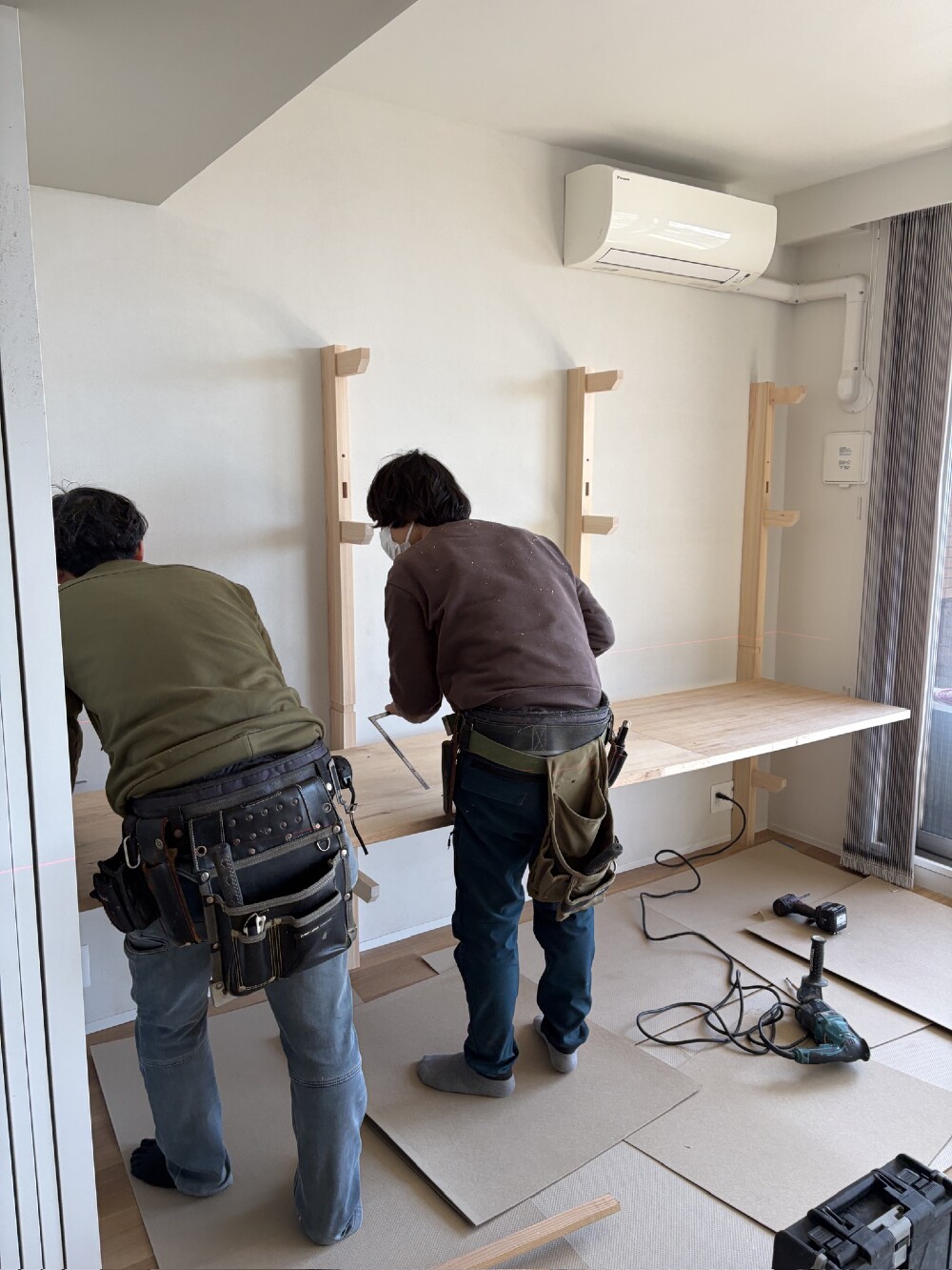 工場でつくっていた木組みの壁面収納を取り付けました。