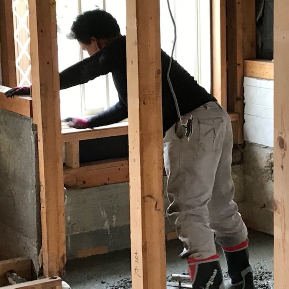基礎に生コンを施工中。