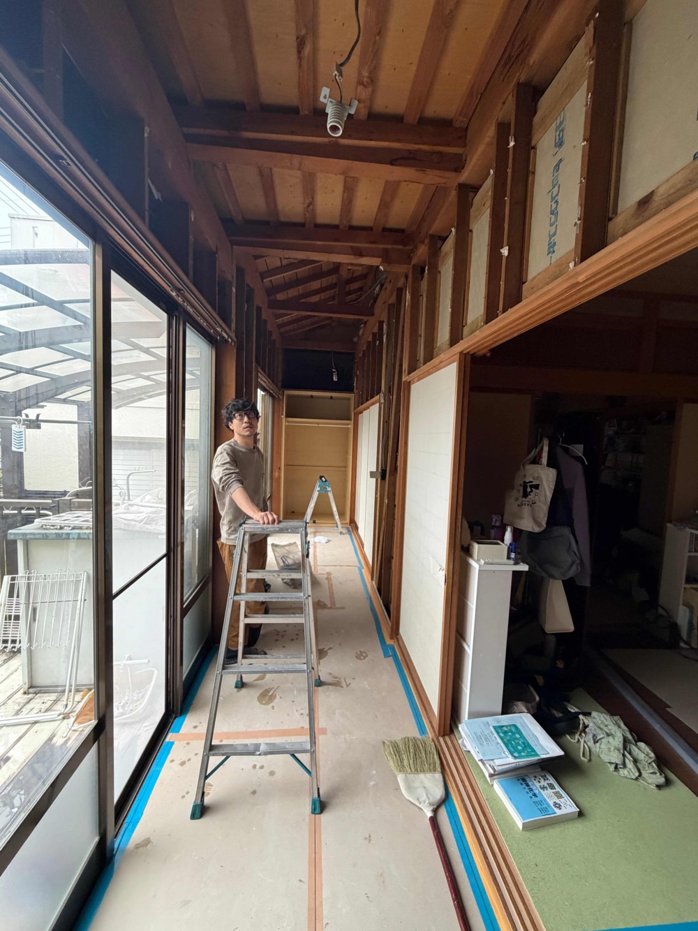 耐震補強工事が始まりました。  まずは縁側から工事を進めています。 床の養生を行い、天井と壁の解体が完了しました。