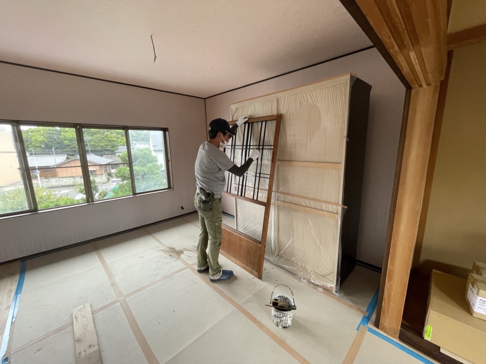 既設建具を再利用するためガラスを外し塗装していきます。 川脇塗装さんです（白井）
