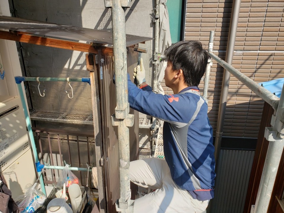 塗装のため撤去した覆いを復元する山ちゃん