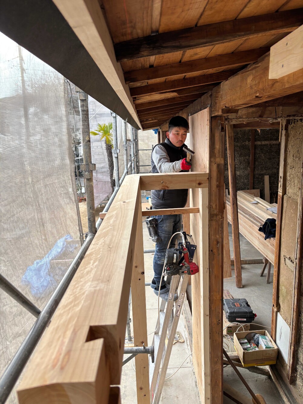 キッチン部を建て込みしていく山ちゃん。