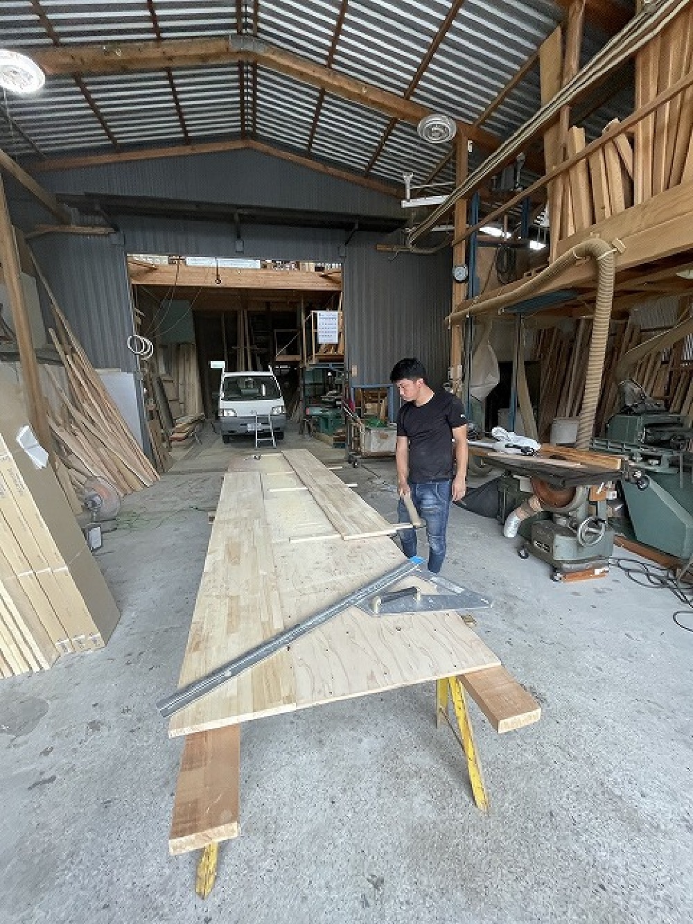  （ｍ様・オーダー家具）今日の山ちゃんは工場で本棚を製作してます（白井）