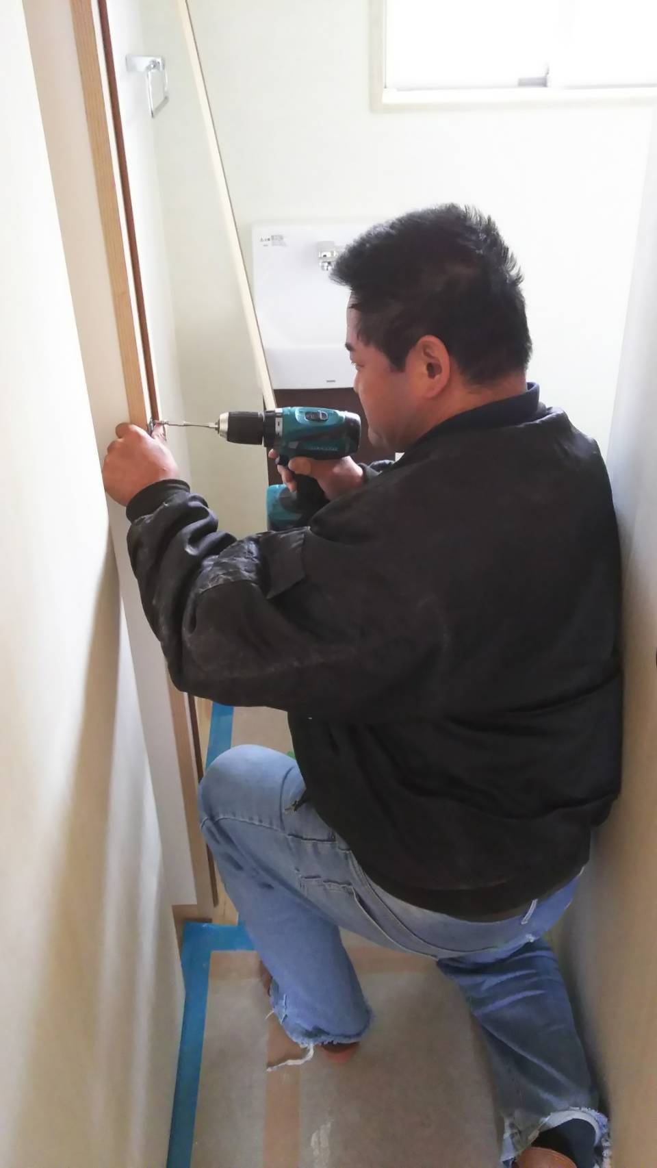 今日は、長瀬さんが建具の切り込みにきています！