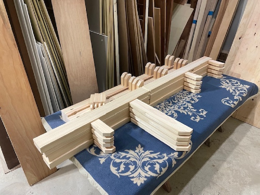  棚受けには桧材を使用。接合部はホゾ組みとし、腕木を柱へ差し込む伝統的な納まりで組み上げています。