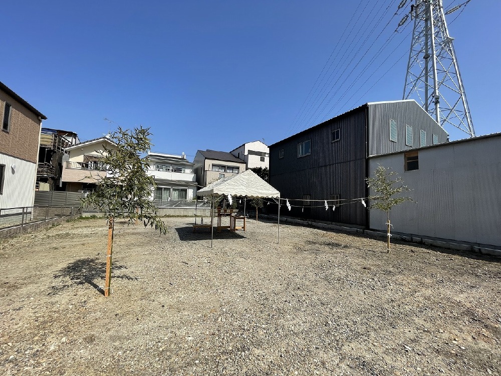 大安吉日の今日、晴天に恵まれ地鎮祭が執り行われました。お施主様これから宜しくお願い致します（白井）