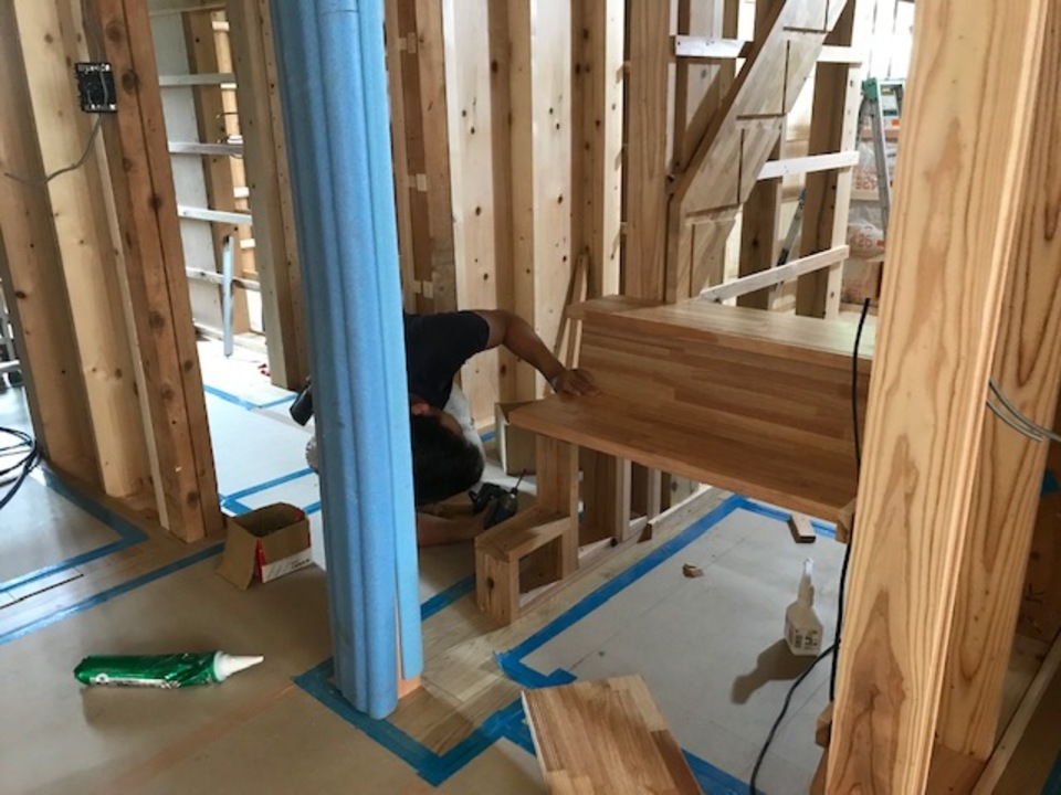 蹴込み板を施工中。